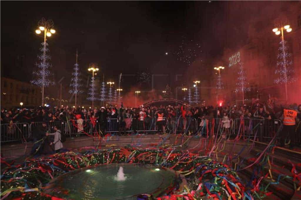 Diljem Hrvatske u Novu godinu se ušlo svirkama i feštama na otvorenom, evo detaljčića iz nekih hrvatskih gradova