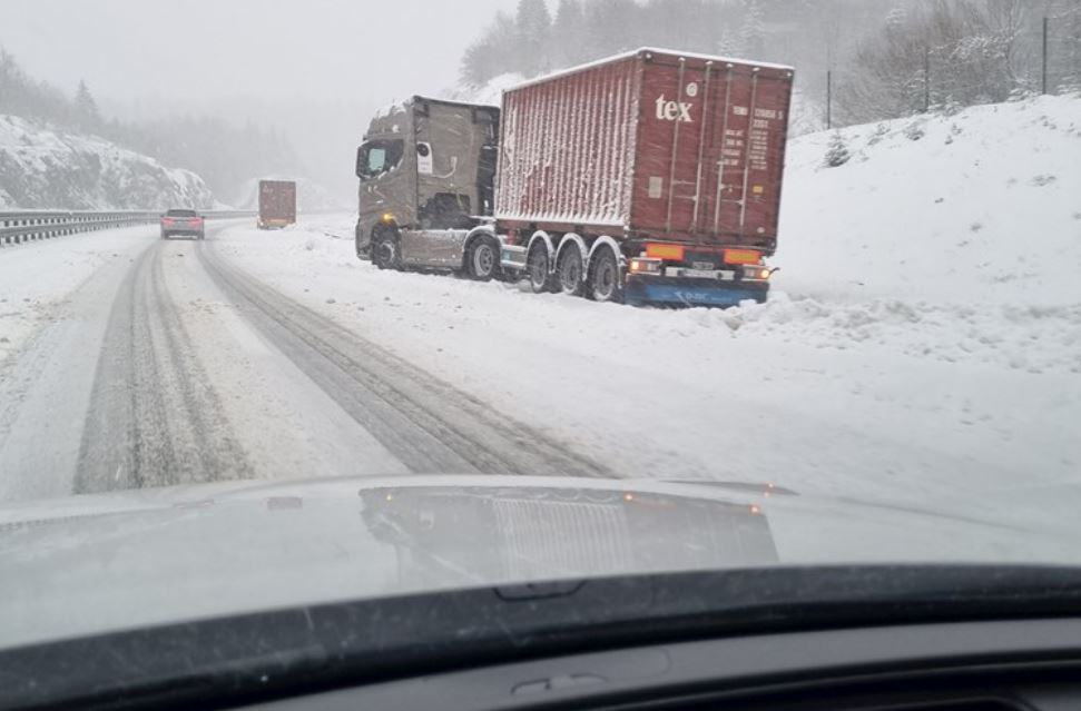 Djeci veselje, odraslima problem: snijeg pao i izazvao probleme diljem BiH, evo kakva je situacija na brojnim putnim pravcima