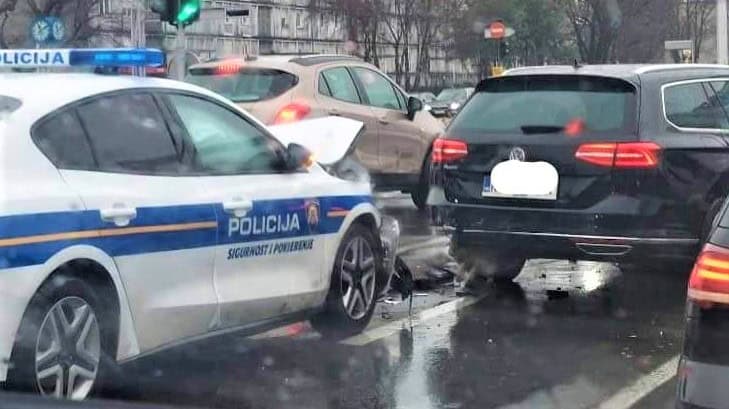 Fotografija je na društvenim mrežama postala viralni hit: Policajac se zabio u zaustavljeno vozilo