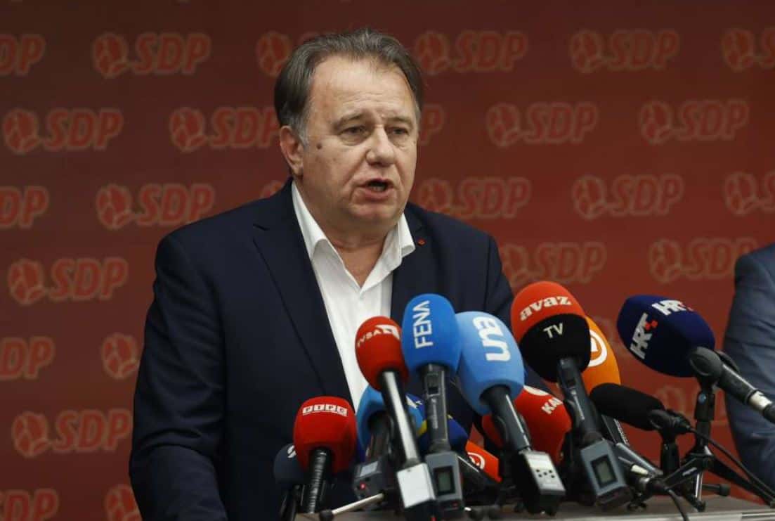 Jedna od stranaka antiezdea koalicije (Trojka, Četvorka, Osmorka, imaju više naziva pa najbolje antiezdea) više nije dio te koalicije