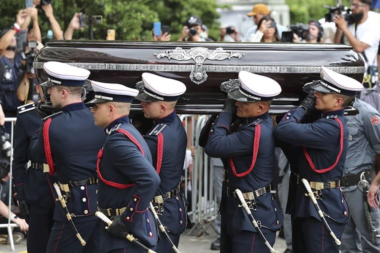 Nakon molitve pred kućom stogodišnje majke sahranjen legendarni Pele, na ispraćaju stotine tisuća ljudi
