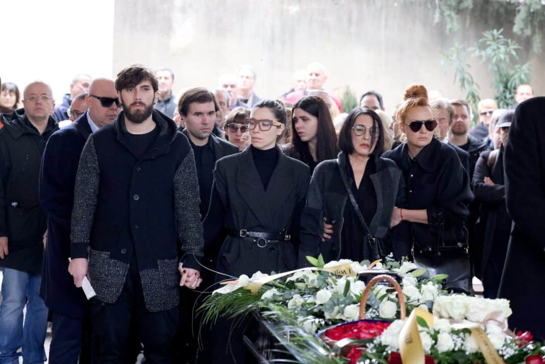 Neutješna rodbina, prijatelji, kolege i brojni drugi poznanici okupili su se danas na posljednjem ispraćaju Massima Savića