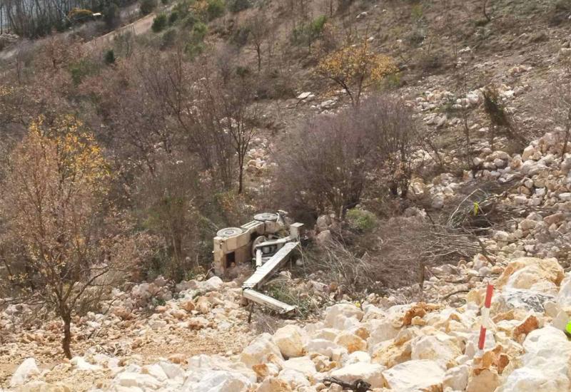 Pala dizalica tijekom radova na Koridoru Vc, dionica Zvirovići – Počitelj