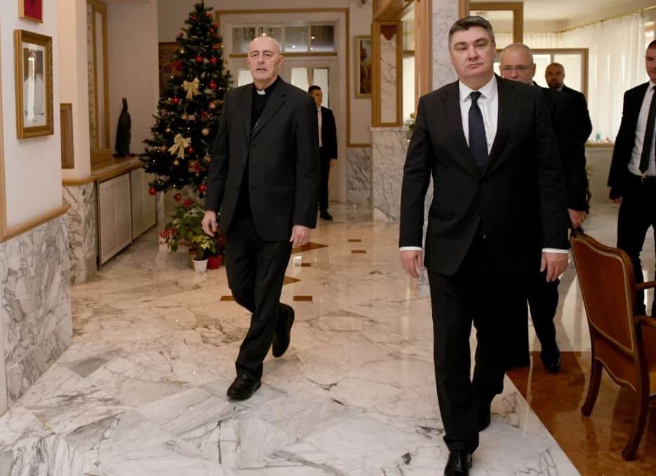 Predsjednik Milanović upisao se u knjigu žalosti povodom smrti pape u miru Benedikta XVI.