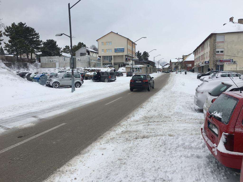 U Hercegovini zabijelilo, otežano se prometuje na cestama HBŽ-a, snijegu se uglavnom raduju samo dječica