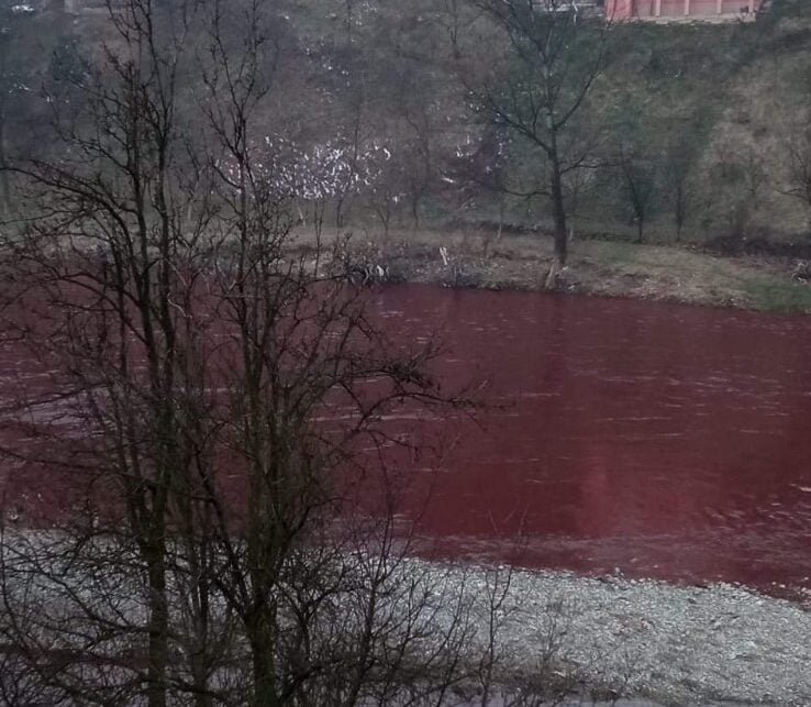 Uznemirujući prizor: “Krvari” rijeka Bosna