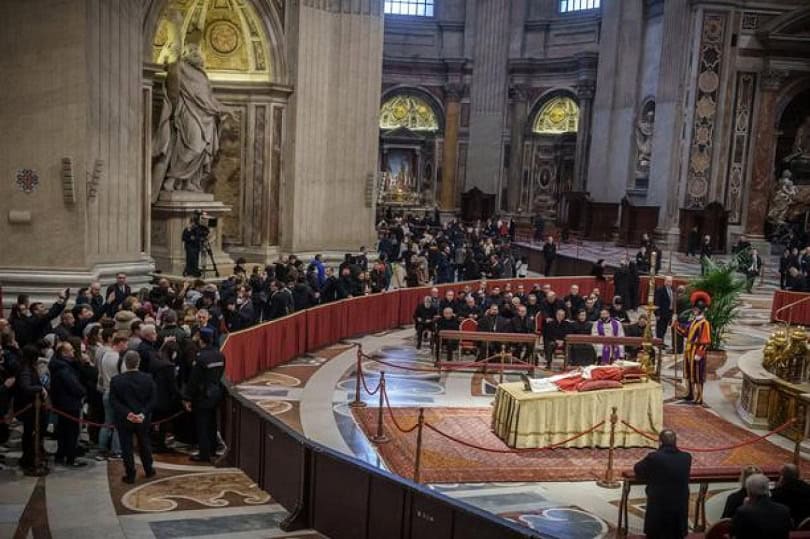 Veliki broj vjernika odao počast Benediktu XVI.: “Papa Franjo će u četvrtak predvoditi sprovodni obred kakvog još nije bilo u dvotisućljetnoj povijesti Crkve”