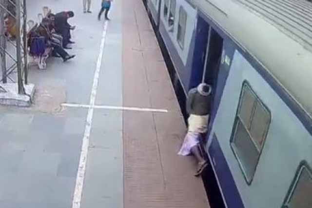 Zastrašujući video: Muškarca skoro zgnječio vlak, u zadnji tren ga spasio zaposlenik