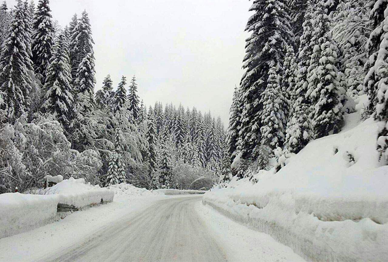 Zbog snijega koji intezivno pada, otežan promet u većem dijelu Bosne i Hercegovine