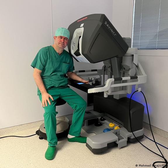 Životna priča liječnika iz BiH: Od izbjeglice do vodećeg robotskog kirurga