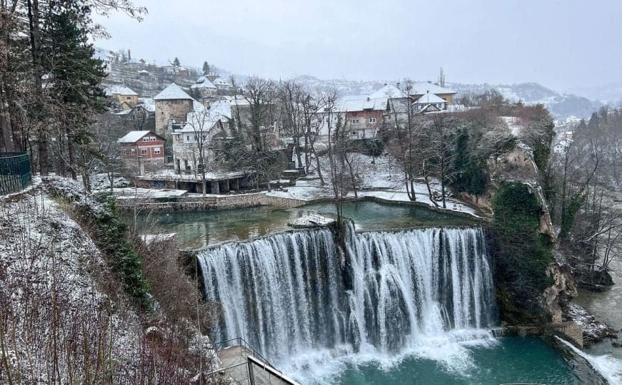 Bosanskohercegovačka ljepota: Snijeg pokrio Plivska jezera, pogledajte ledenu čaroliju