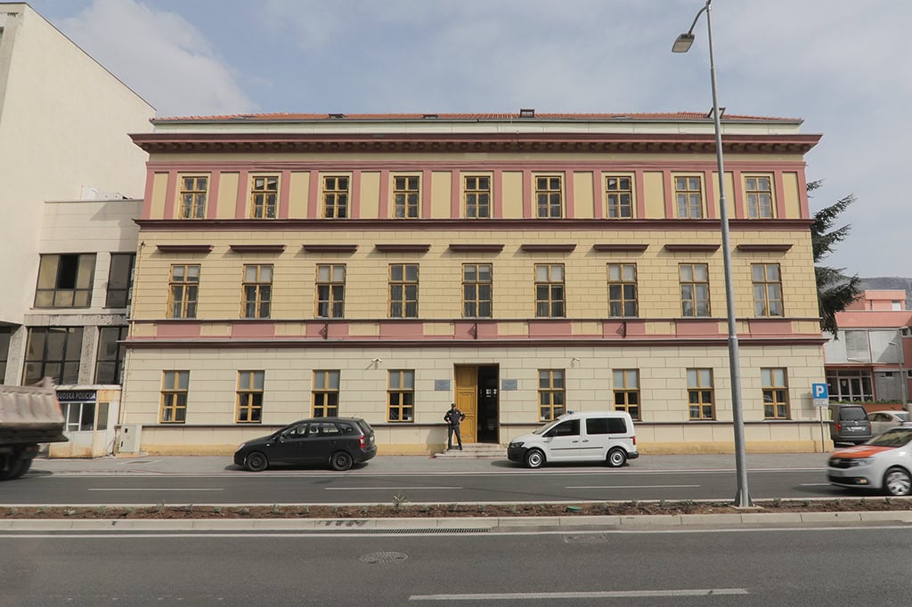 Detalji drame u Mostaru: Osuđenik pobjegao kroz prozor toaleta i skočio u Neretvu, ozlijeđen policajac