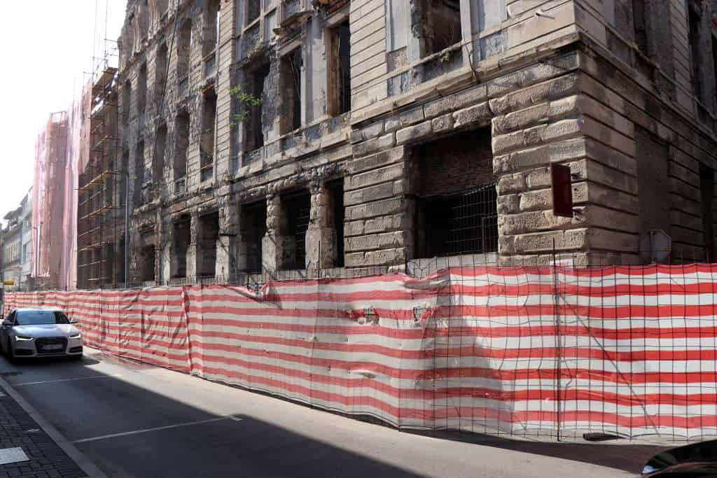 Još sve obavljeno ekološki i bez kemikalija: U Mostaru uklonjen grafit s govorom mržnje prema novinarima