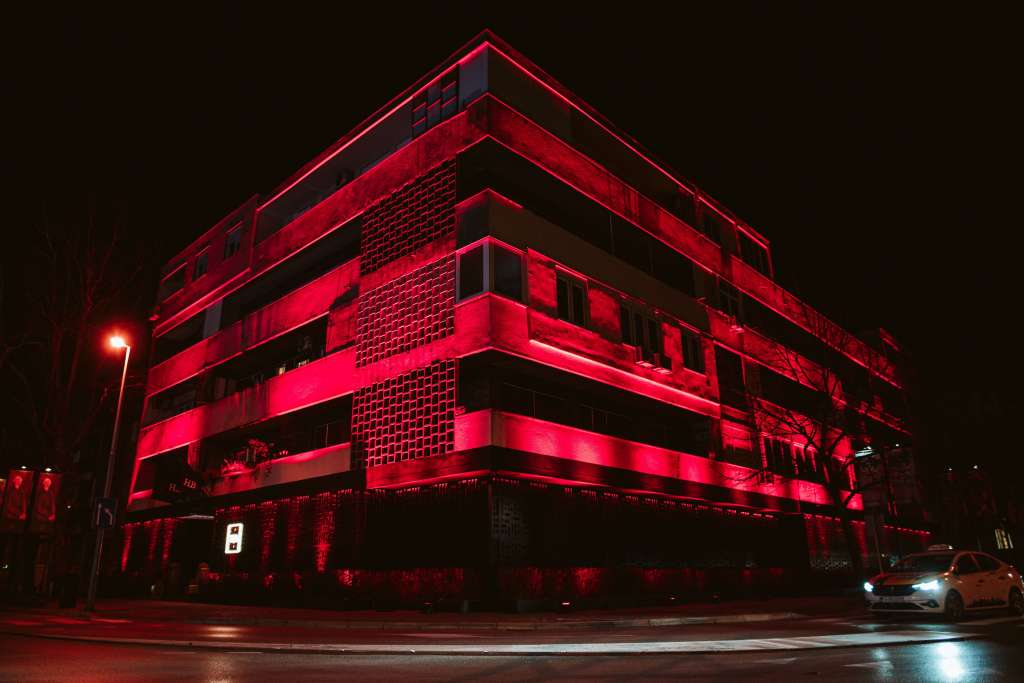 Mostar: Aluminij i The Hub of Fine Arts osvjetljeni crvenom bojom u znak podrške turskom narodu