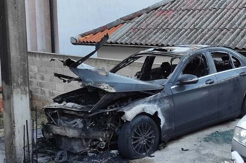Mostar:  Izgorio automobil mostarskog liječnika koji je optužen za smrt 18-godišnje djevojke
