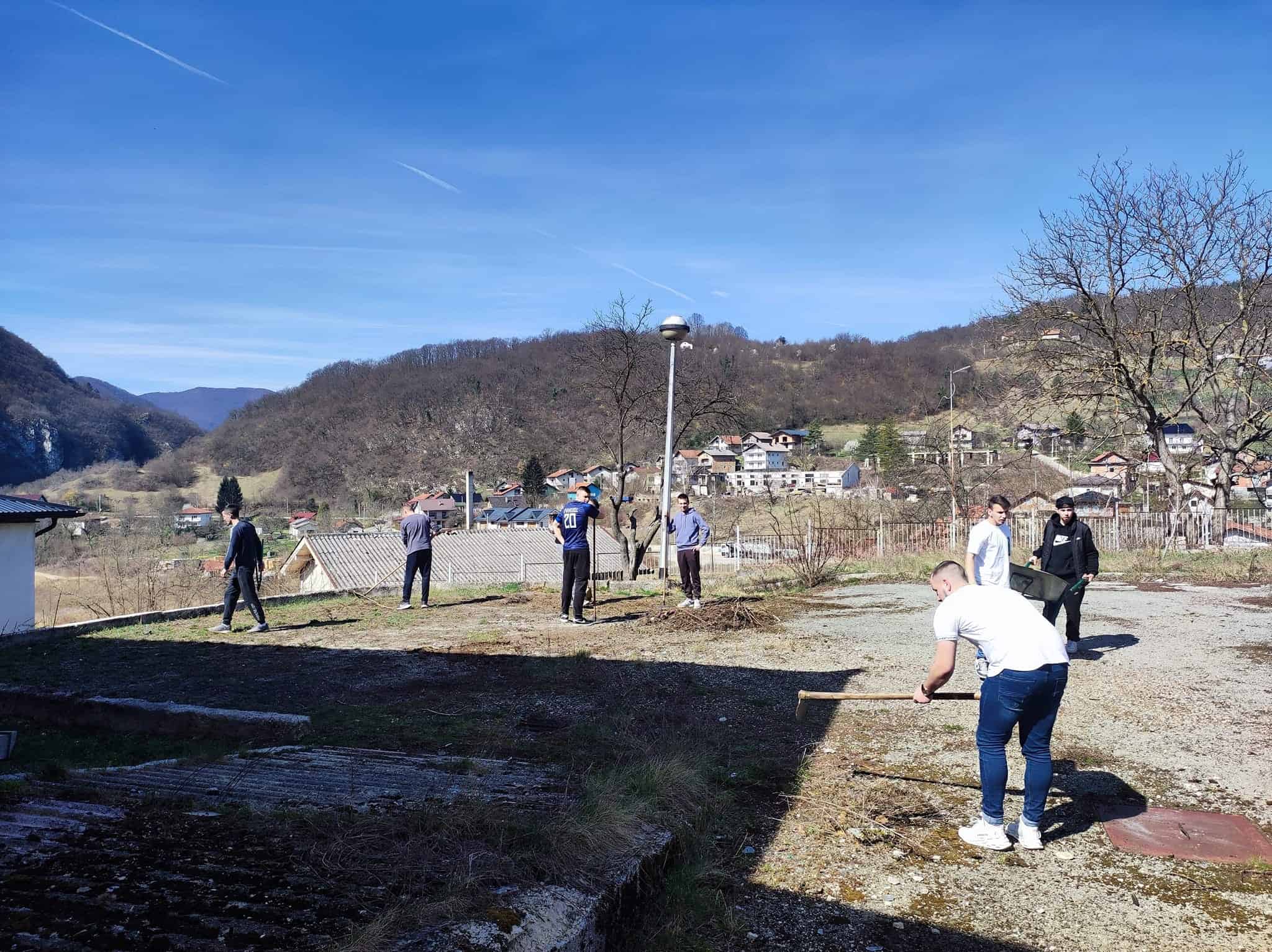 JEDINSTVENA AKCIJA: Srednja strukovna škola “Jajce” uređuje parking za svoje učenike