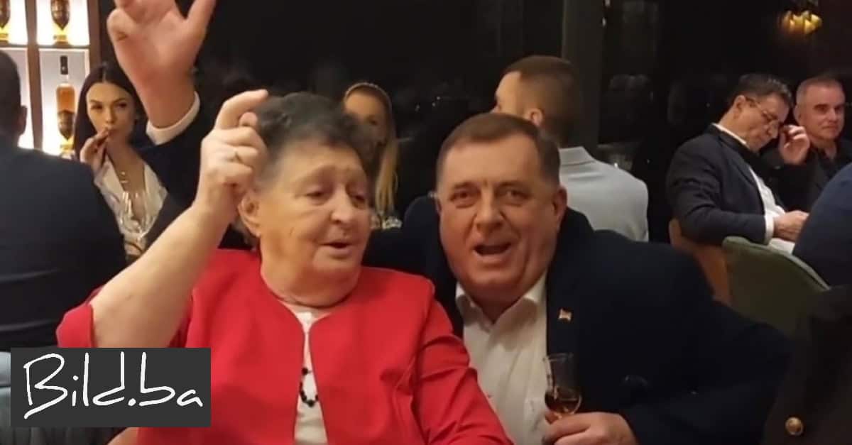 VIDEO Dodik s tri prsta u zraku s majkom pjeva 'Srpkinja je mene majka rodila' 