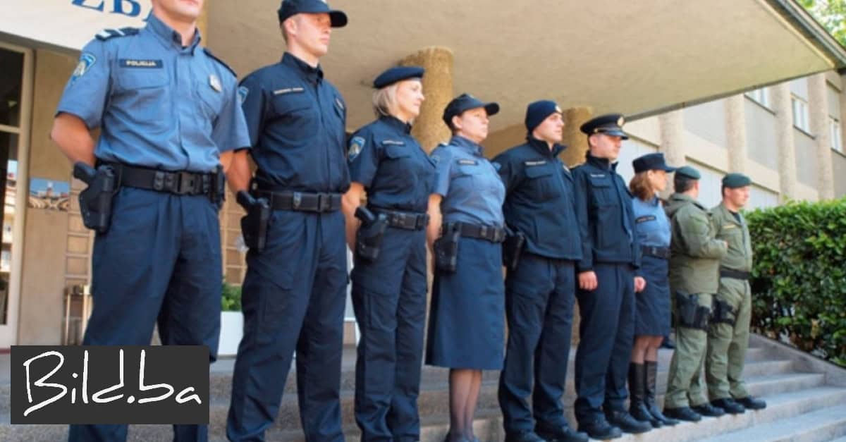 Nezadovoljni policajac se doslovno posrao svom šefu u uredu