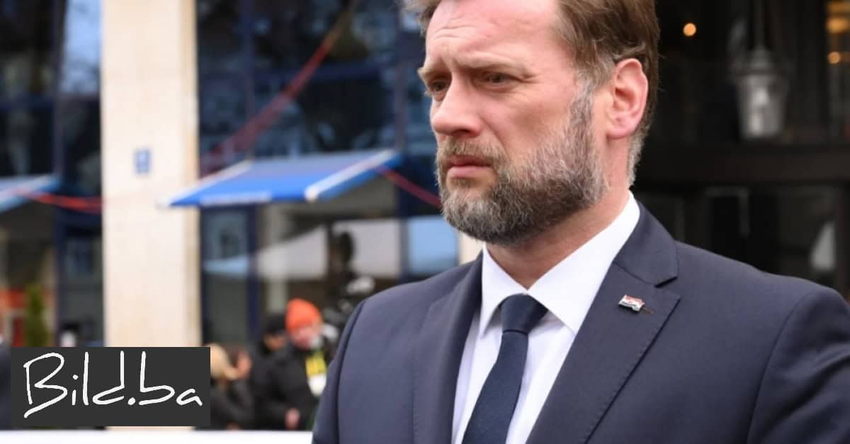 FOTO Mario Banožić se pojavio u javnosti prvi put nakon nesreće, sjedi u kafiću