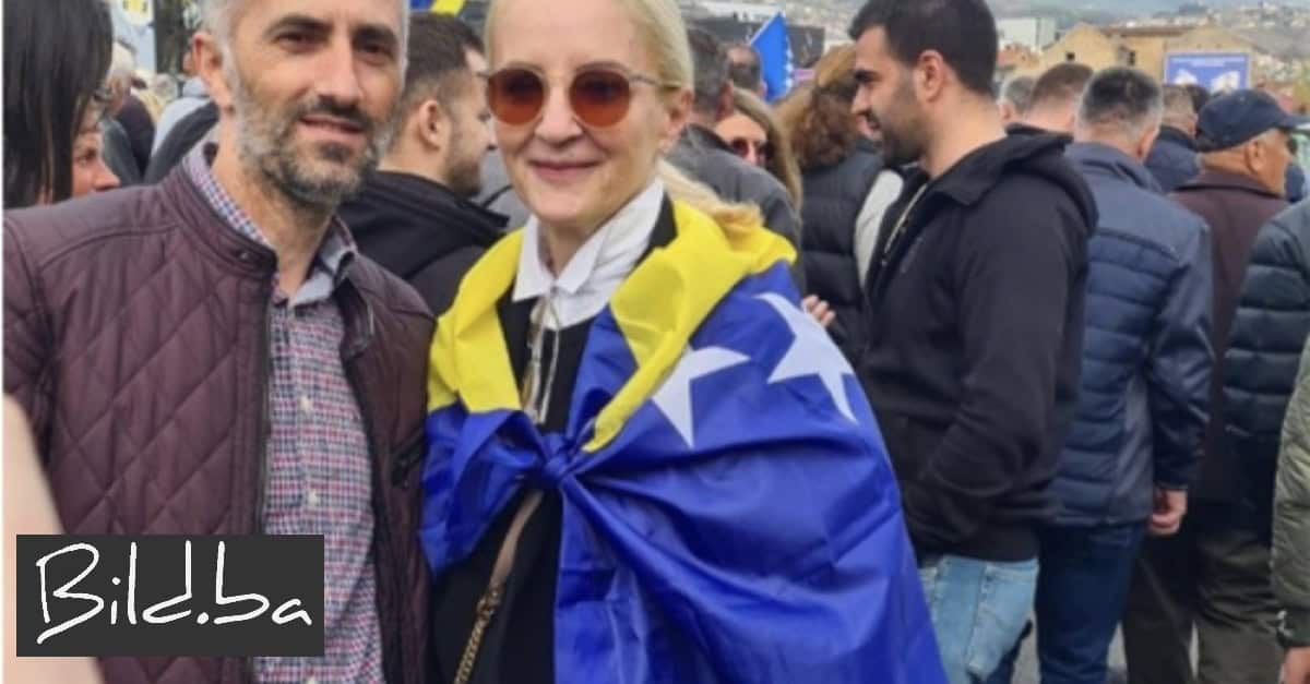 Možda je mislila da je brucošijada? Gospođa Izetbegović se ukazala na prosvjedima pred OHR-om