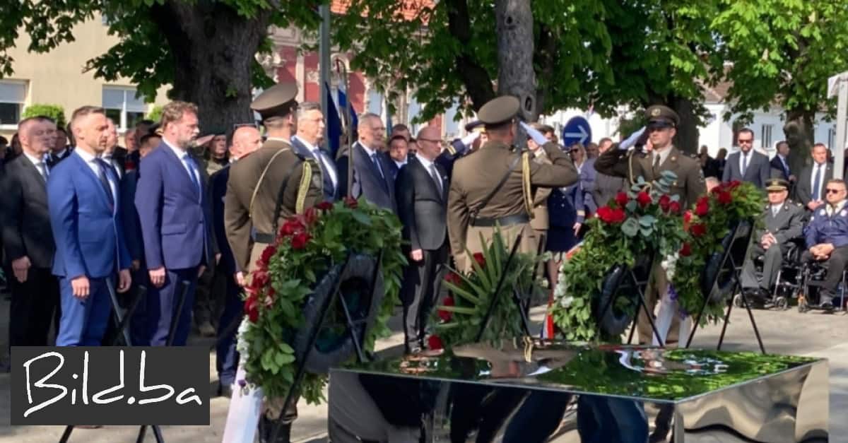 Okučani: Vijenci i svijeće za poginule u vojno-redarstvenoj operaciji Bljesak