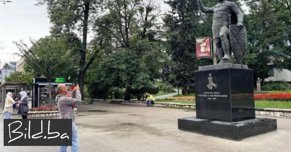 U Sarajevu ispred zgrade Predsjedništva BIH osvanuo spomenik kralju Tvrtku I Kotromaniću