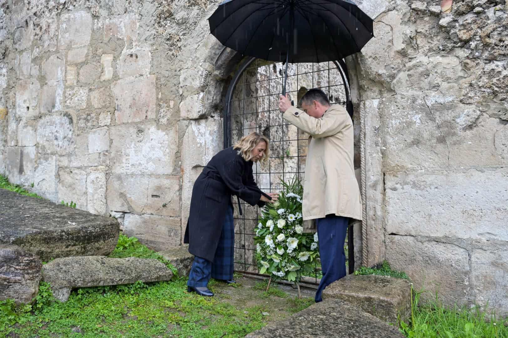 Obljetnica krunidbe: Federalna ministrica turizma Nasiha Pozder položila vijenac kod  crkve svete Marije