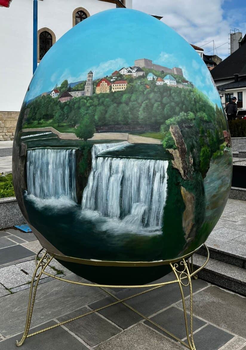 UDRUGA „H.V.H“ U CENTRU GRADA POSTAVILA USKRSNU PISANICU