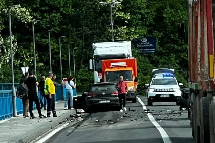 Bizarna pozadina nesreće na Plavom mostu: Ukrao golfa pa se na mostu zabio u drugo vozilo