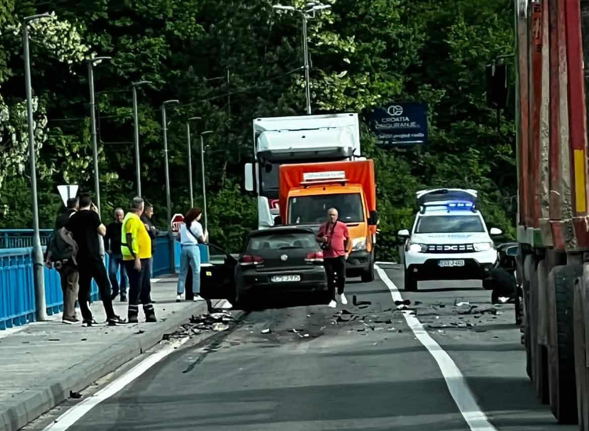 Bizarna pozadina nesreće na Plavom mostu: Ukrao golfa pa se na mostu zabio u drugo vozilo