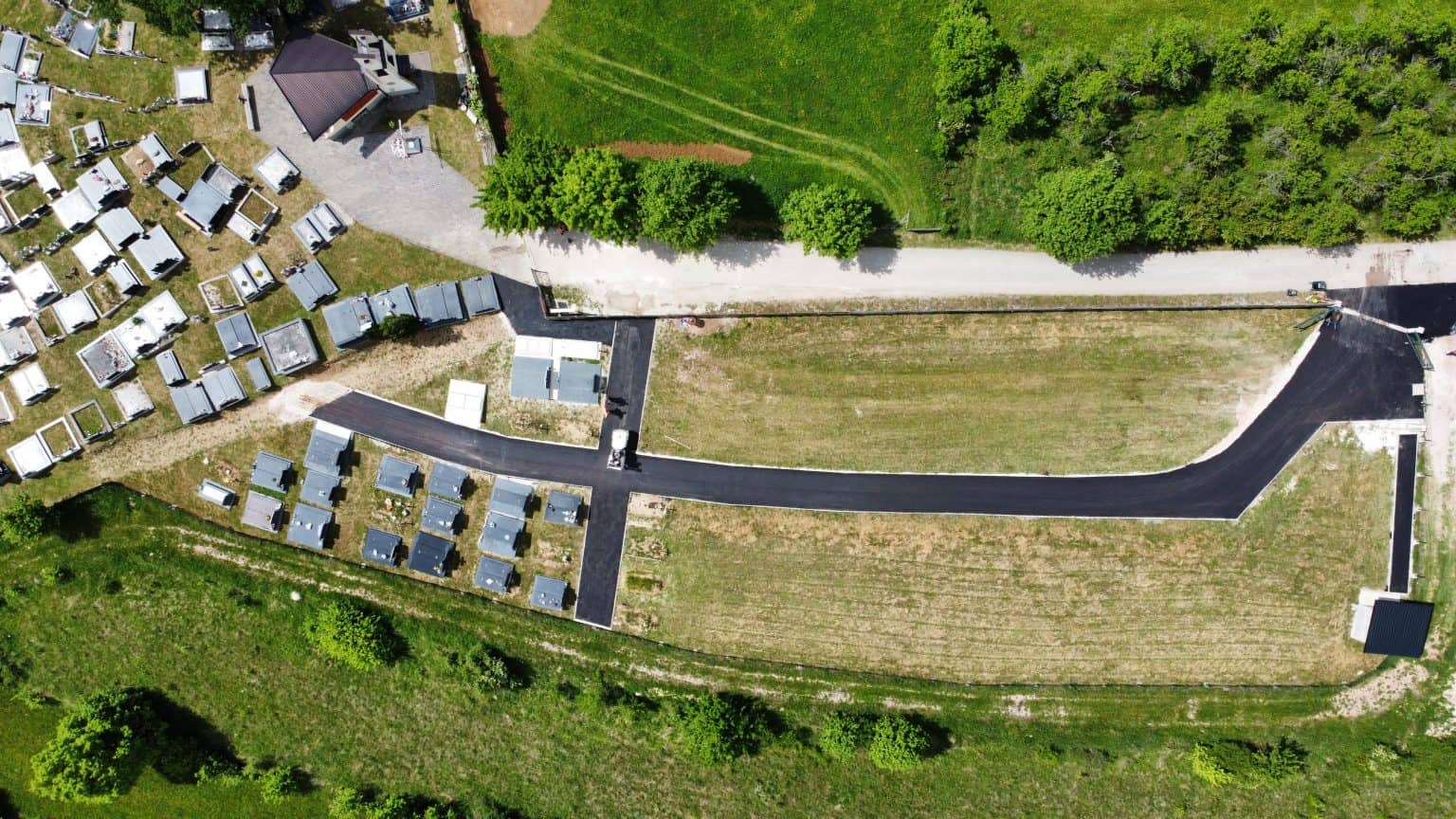 Uređene i asfaltirane staze groblja Bistrica