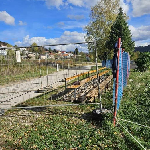Sportski srednji vijek: Nogometaši u Jajcu treniraju sami sebe, na stadionu bez tribina