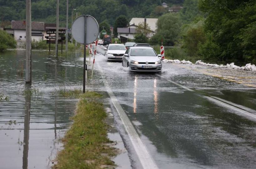 Velike bujice i odroni na području općina Jablanica i Konjic: Ugroženo stanovništvo, prijavljeno da ima i nestalih