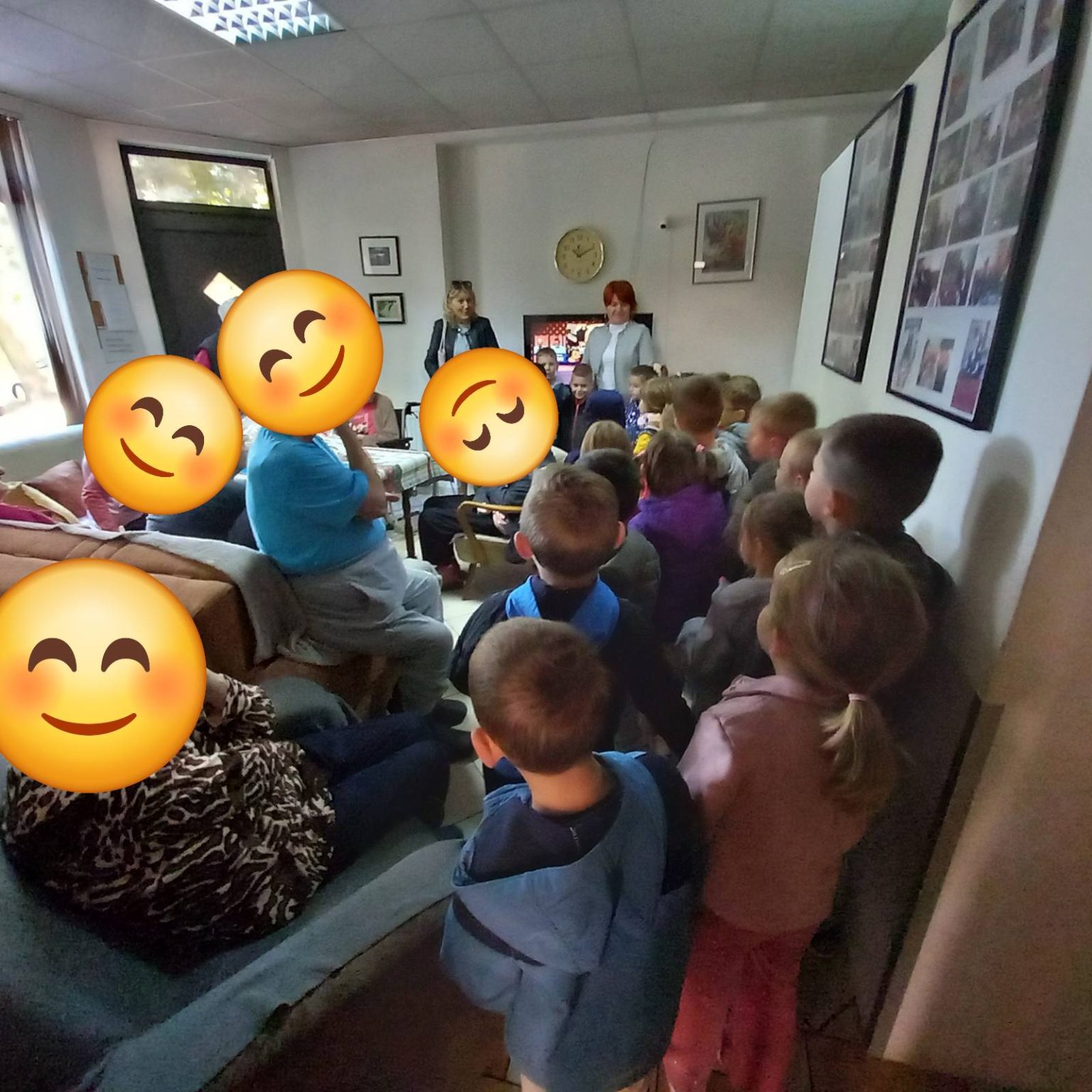 MEĐUNARODNI DAN STARIJIH OSOBA: Mališani vrtića “Bare” posjetili dom za stare i iznemogle osobe “Vitalis”