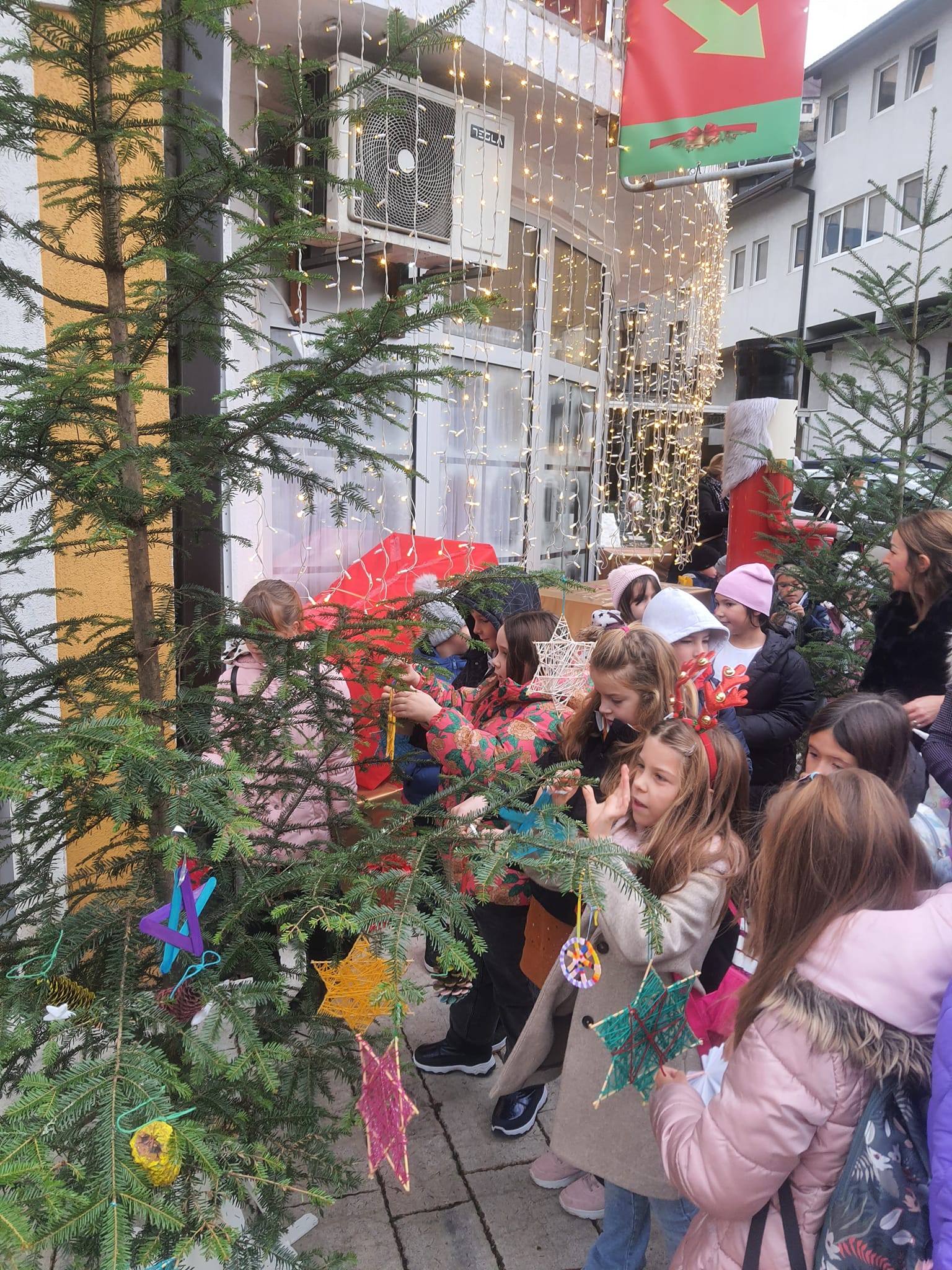Jajce: Učenici osnovnih škola i vrtića okitili jelke u Adventskom gradu