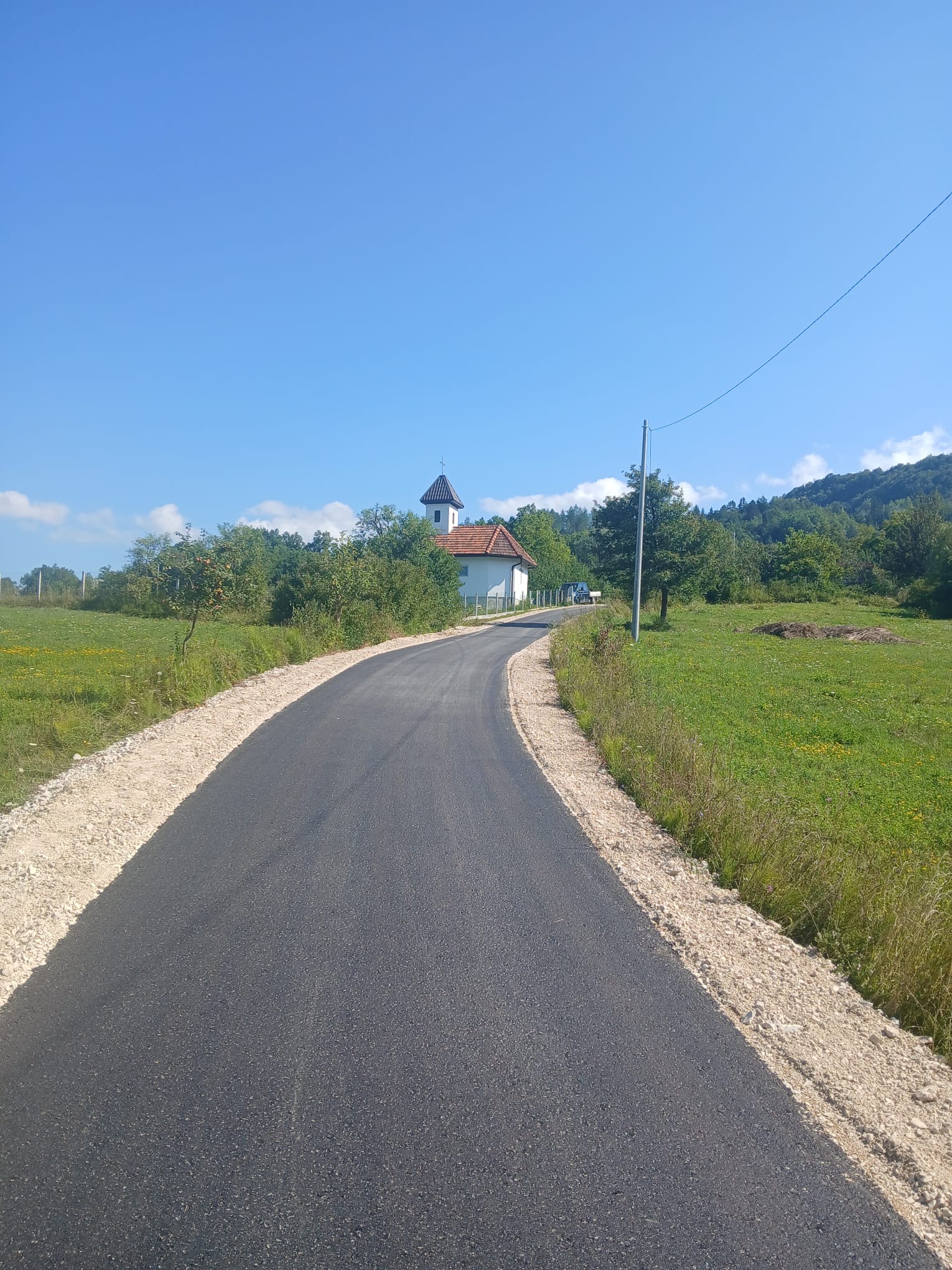 U selu Bare popravljen nedavno postavljeni asfalt i prošireno asfaltirano područje