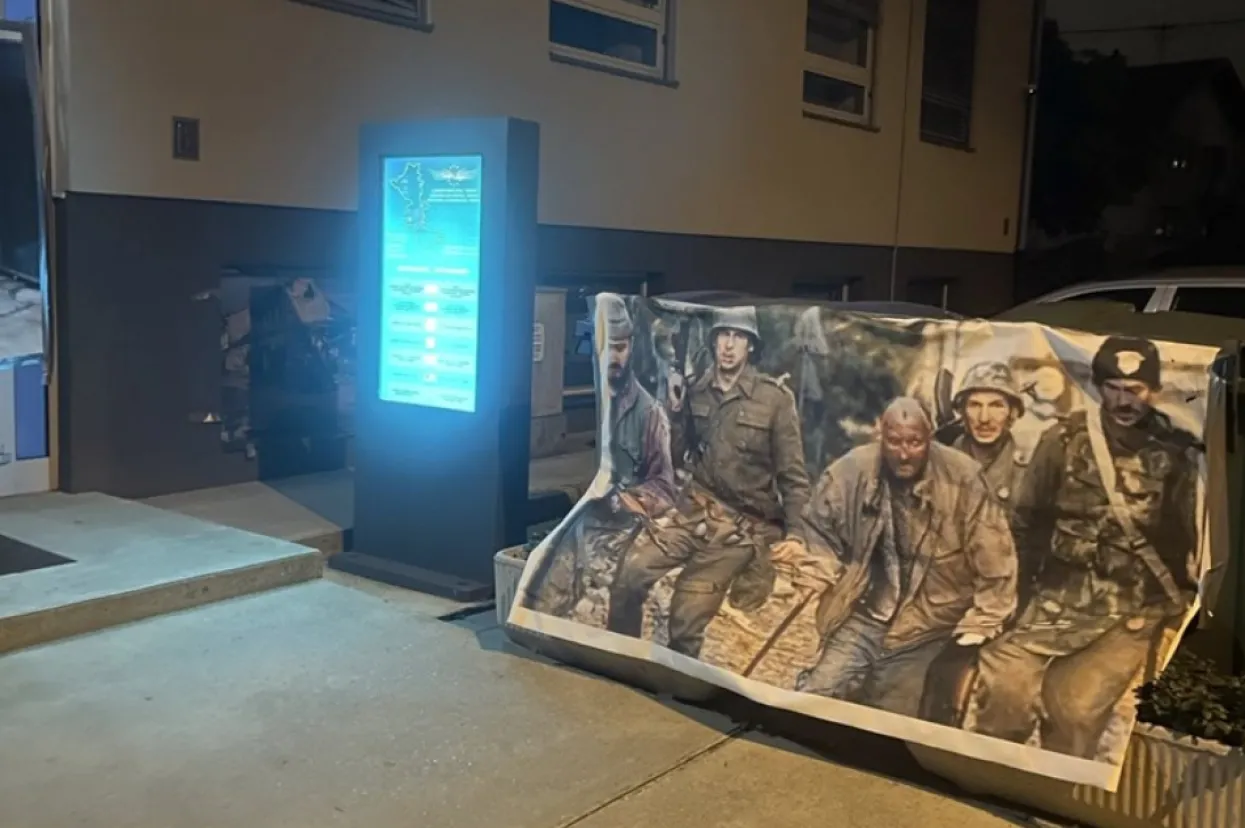 Srbi u Vukovaru htjeli održati izložbu ‘Srpkinja’, BBB im zgradu oblijepili ovim fotografijama