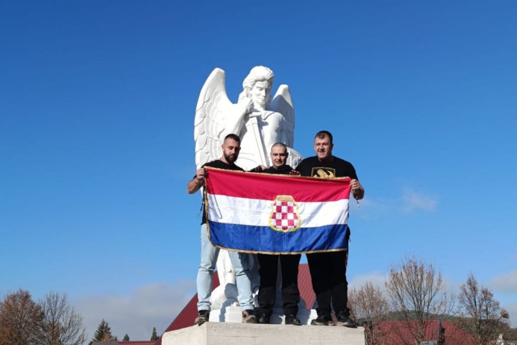 Na Kupresu postavljen kip Svetog Mihovila: Simbol vjere, nade i pobjede nad zlom