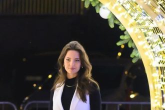 Kad se Jajčanka pojavila na splitskom adventu, sve je stalo; ‘kraljica večeri‘ očarala Splićane u crno-bijeloj kombinaciji