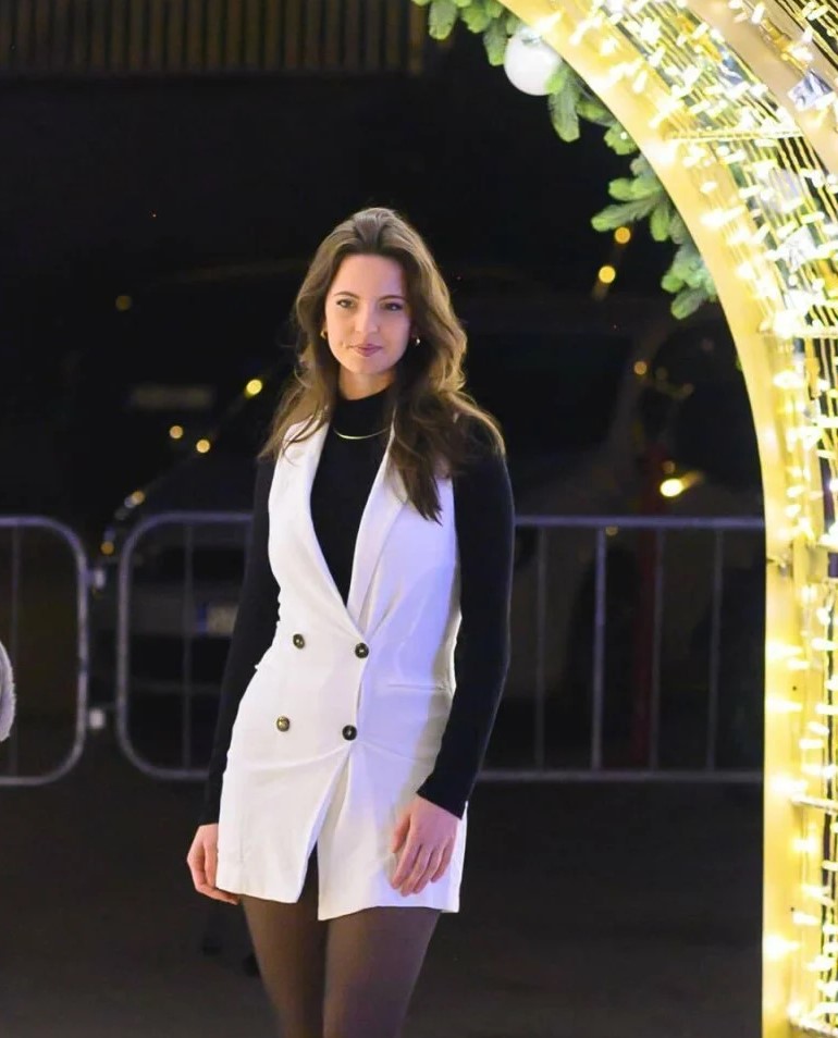 Kad se Jajčanka pojavila na splitskom adventu, sve je stalo; ‘kraljica večeri‘ očarala Splićane u crno-bijeloj kombinaciji