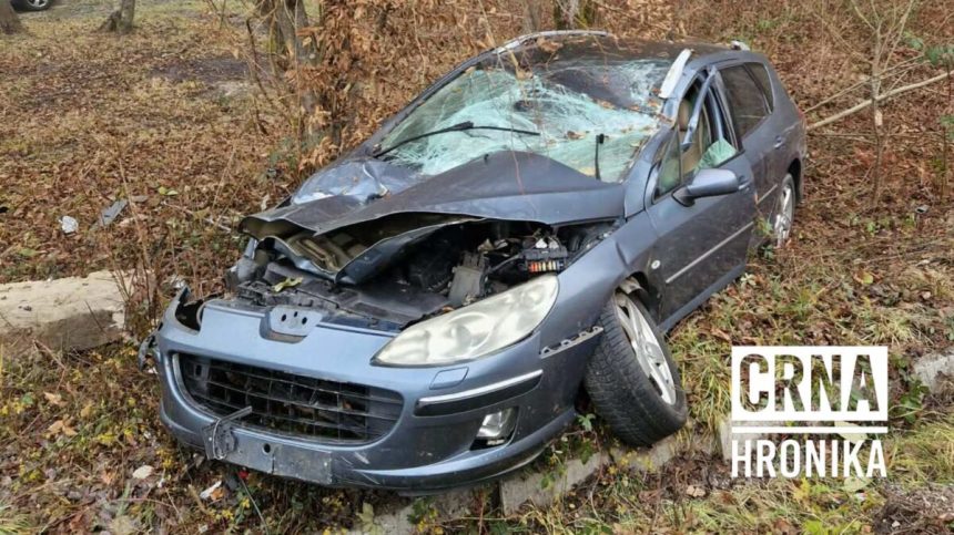 Prometna nesreća kod Jajca: Vozilo sletjelo s ceste i završilo u šumi