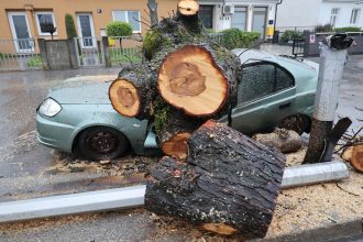 HRVATSKA: Kaos zbog olujnog vjetra: Zatvoren Sv. Rok, vlak izletio s tračnica, vatrogasci u Zagrebu imaju pune ruke posla, problemi u tramvajskom prometu