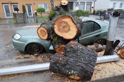 HRVATSKA: Kaos zbog olujnog vjetra: Zatvoren Sv. Rok, vlak izletio s tračnica, vatrogasci u Zagrebu imaju pune ruke posla, problemi u tramvajskom prometu