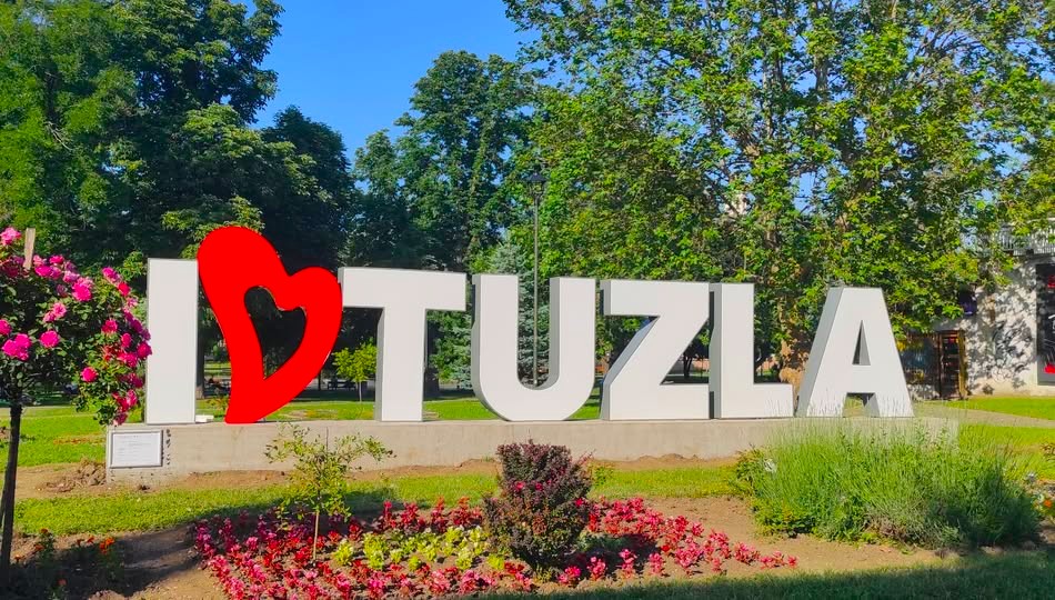 Samo kod nas: U Tuzli ponovo imenovan direktor sa 72 godine koji je na toj dužnosti već 44 godine