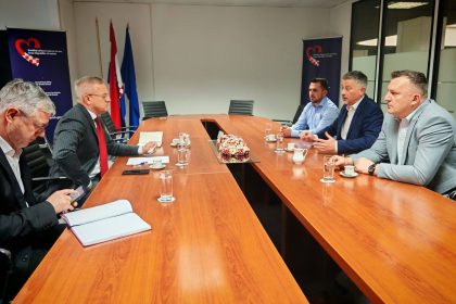 Jajačka delegacija na sastanku sa Zvonkom Milasom državnim tajnikom Ureda za Hrvate izvan Republike Hrvatske