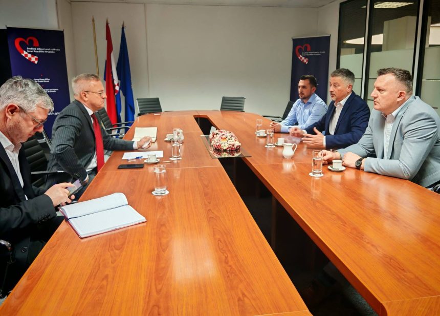 Jajačka delegacija na sastanku sa Zvonkom Milasom državnim tajnikom Ureda za Hrvate izvan Republike Hrvatske