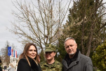 Ponosni otac: Thompson sa suprugom stigao na prisegu kćeri