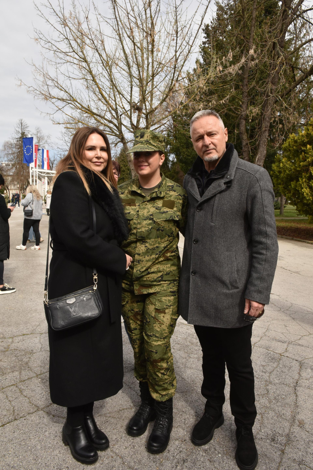 Ponosni otac: Thompson sa suprugom stigao na prisegu kćeri