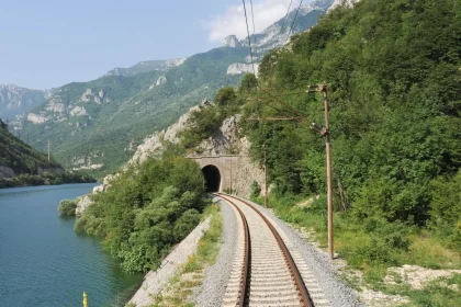 Vožnja vlakom uz Neretvu proglašena je najljepšom u Europi! Strani mediji s oduševljenjem pišu o željezničkoj ruti u BiH